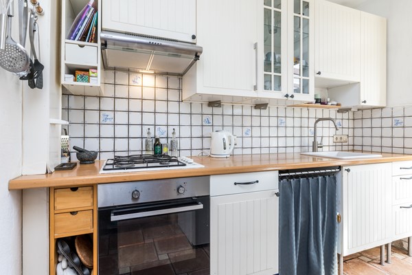 Foto - Te koop: Vlakbij het winkelcentrum in het geliefde, rustige Schaesberg ligt deze charmante, geïsoleerde hoekwoning met een verrassend ruime, multifunctionele zolderverdieping. 